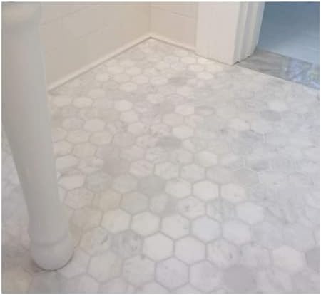 Pod u kupaonici od bijelog mramora Carrera Carrara Stražnja daska 3-inčni Šesterokutna Mozaik pločica s шестигранником