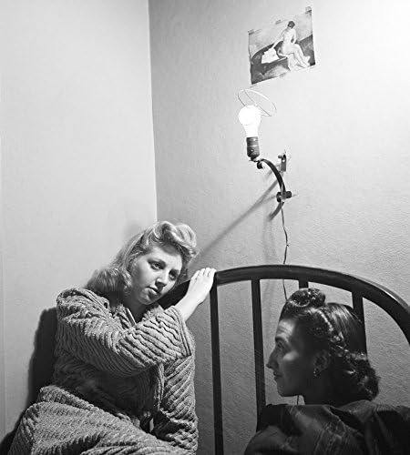 Portret Постерацци Sa Slikom Žene U Hostelu U Washingtonu, Dc, Fotografija Esther Бублий 1943 godine, Poster